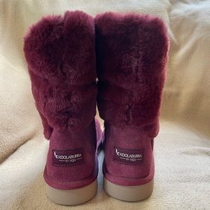 Like new auth koolaburra by uggs sz 5 women’s boots. These are beautiful maroon